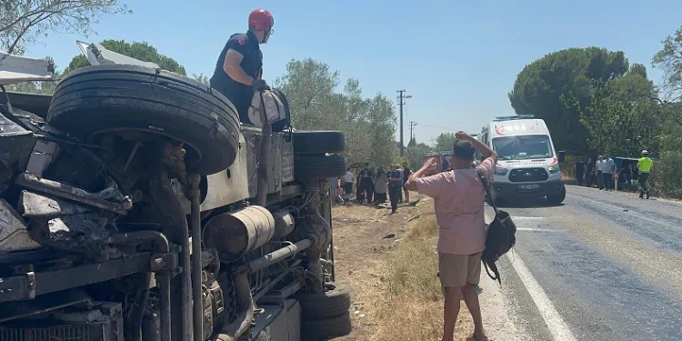 Manisa’da kamyonet otobüsle çarpıştı: 10 yaralı