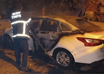 Yanan otomobil kullanılmaz hale geldi