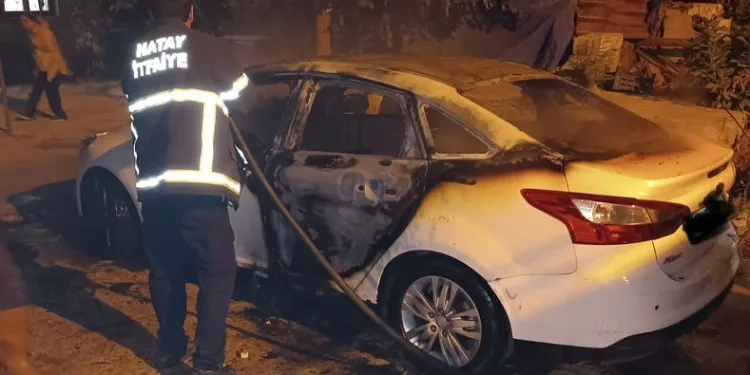 Yanan otomobil kullanılmaz hale geldi