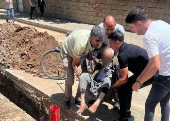 Yaşlı adam alt yapı çukuruna düştü