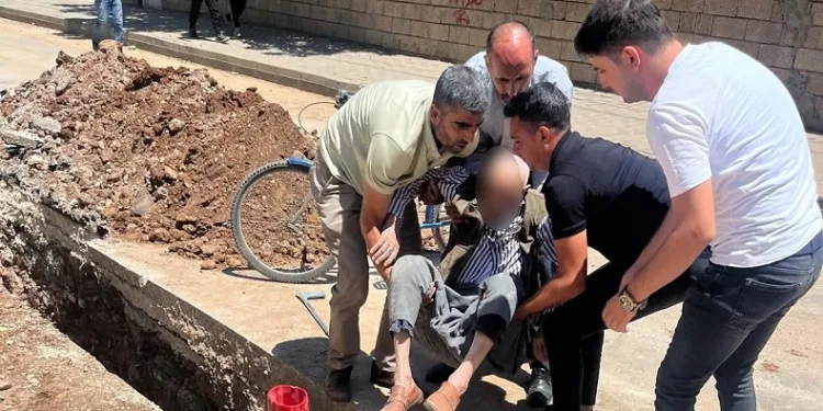 Yaşlı adam alt yapı çukuruna düştü