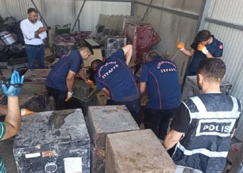 Enkazdan çıkartılan çelik kasalar açıldı