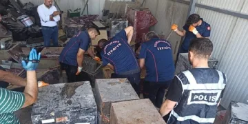 Enkazdan çıkartılan çelik kasalar açıldı