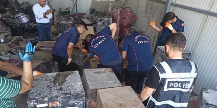 Enkazdan çıkartılan çelik kasalar açıldı