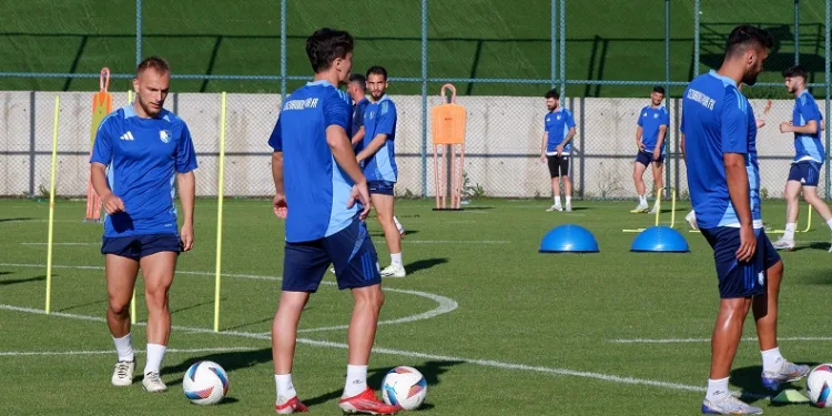 Erzurumspor Teknik Direktörü Hakan Kutlu: “Transferde kulübün geleceğini düşünmek zorundayız”