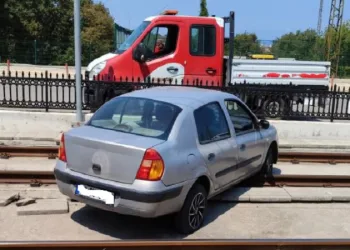 Otomobil raylı sistem hattına girdi