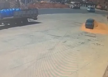 Batman’da dalgın sürücü buğday yığınına daldı