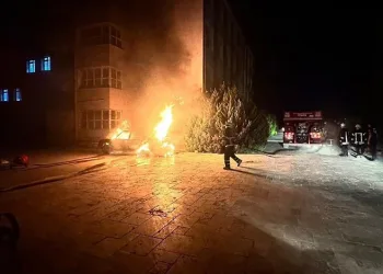 Alevlere teslim olan otomobil kullanılmaz hale geldi