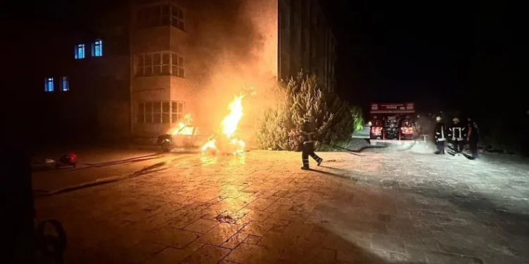 Alevlere teslim olan otomobil kullanılmaz hale geldi