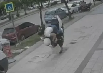 Kaldırım taşı kalkınca motosikletteki genç kızlar yere çakıldı