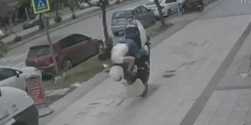 Kaldırım taşı kalkınca motosikletteki genç kızlar yere çakıldı