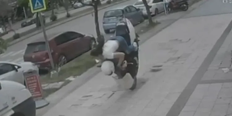 Kaldırım taşı kalkınca motosikletteki genç kızlar yere çakıldı