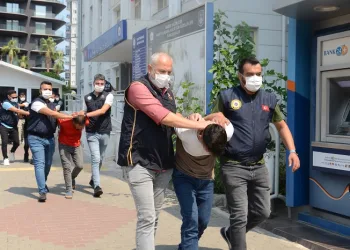 Sahilde terör halayı çeken gruptan gözaltına alınan 9 şahıs adliyeye sevk edildi