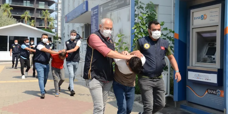 Sahilde terör halayı çeken gruptan gözaltına alınan 9 şahıs adliyeye sevk edildi