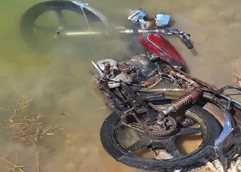 Çaldıkları motoru yakıp göle attılar