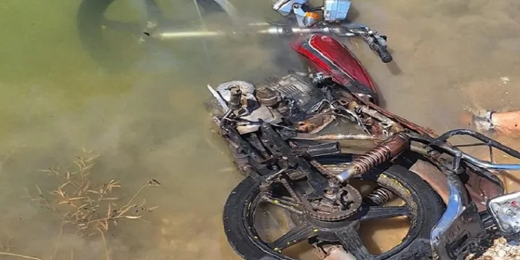 Çaldıkları motoru yakıp göle attılar