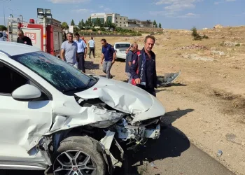 Mardin’de iki otomobil çarpıştı