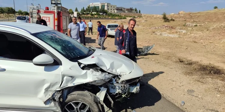Mardin’de iki otomobil çarpıştı