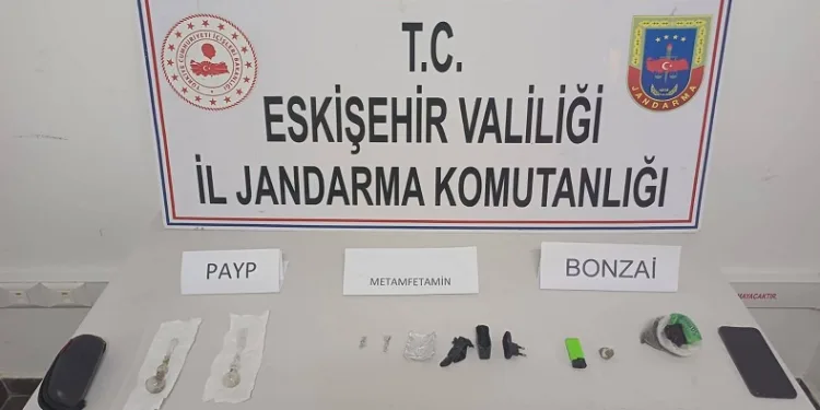 Satmak için ilçeye götürdüğü uyuşturucu madde ile birlikte jandarmaya yakalandı