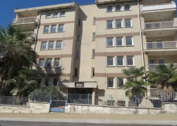 Uzun süredir atıl olan polis lojmanları yıkılıyor