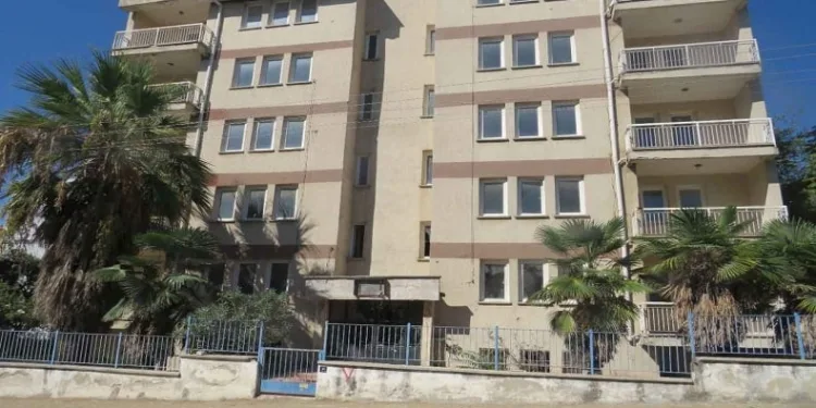 Uzun süredir atıl olan polis lojmanları yıkılıyor