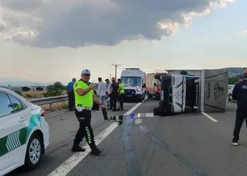 Kontrolden çıkan kamyonet otoyolda devrildi