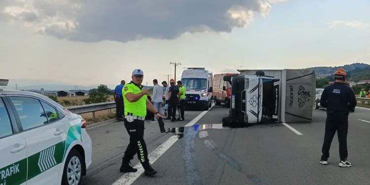 Kontrolden çıkan kamyonet otoyolda devrildi