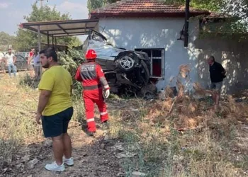 Otomobil yoldan çıktı, sürücü öldü