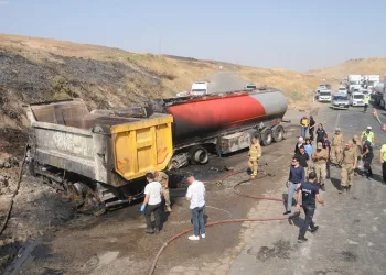 Şırnak’ta karşı şeride geçen hafriyat kamyonu tır ile çarpıştı: 1 ölü, 1 yaralı
