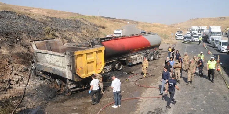 Şırnak’ta karşı şeride geçen hafriyat kamyonu tır ile çarpıştı: 1 ölü, 1 yaralı