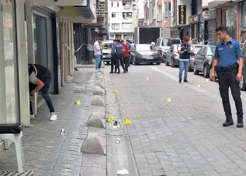 Zeytinburnu’nda sokak ortasında silahlı çatışma:1 ölü
