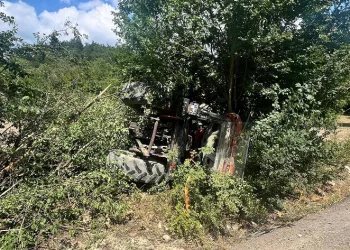 Karabük’te otomobille çarpışan traktör devrildi