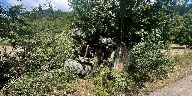Karabük’te otomobille çarpışan traktör devrildi