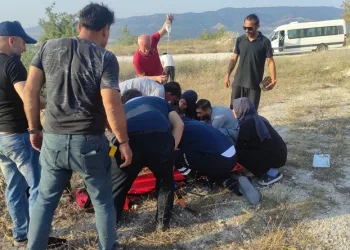 Bursa’da kayalıklara uçan motosikletteki gençler ağır yaralandı