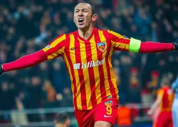 Umut Bulut futbolu bıraktı