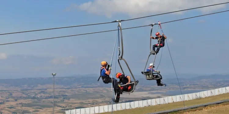 Kayak merkezi teleferiğinde kurtarma tatbikatı