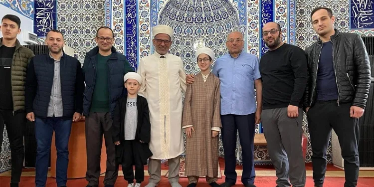 Tartıştığı cami imamını okla vurdu
