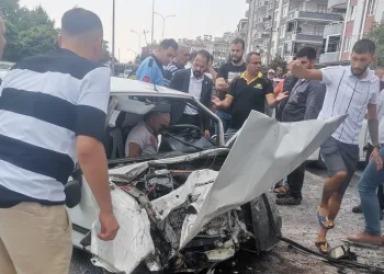 Gaziantep’te 2 araç kafa kafaya çarpıştı: 3 yaralı