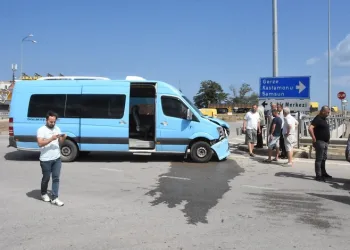 Dolmuş ile otomobil çarpıştı: 1 yaralı