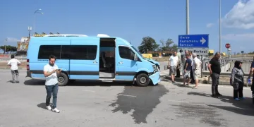 Dolmuş ile otomobil çarpıştı: 1 yaralı