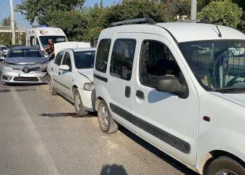 Yayaya yol verince zincirleme kaza oldu
