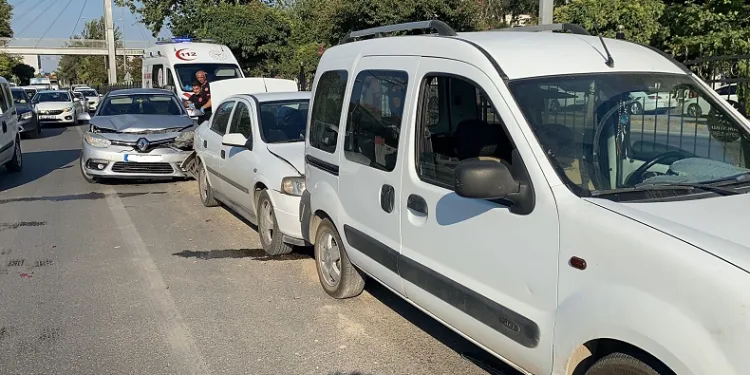 Yayaya yol verince zincirleme kaza oldu