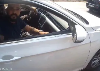Trafikte tartıştığı motosiklet sürücüsüne silah çekti