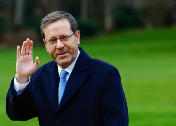 İsrail Cumhurbaşkanı Herzog, Fransa’da güvenlik endişesi nedeniyle 40 dakika uçakta bekletildi