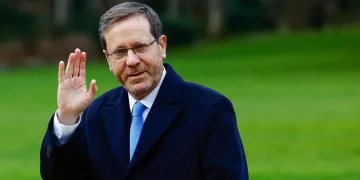 İsrail Cumhurbaşkanı Herzog, Fransa’da güvenlik endişesi nedeniyle 40 dakika uçakta bekletildi