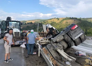 Samsun’da makarna yüklü tır devrildi