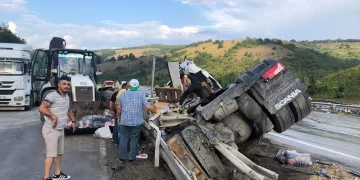 Samsun’da makarna yüklü tır devrildi