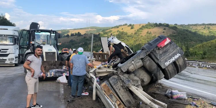 Samsun’da makarna yüklü tır devrildi