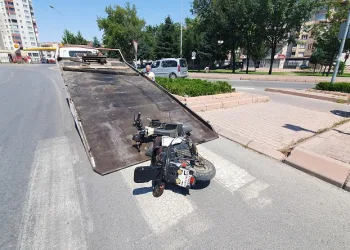 Elektrikli motosikletin çarptığı kadın ağır yaralandı