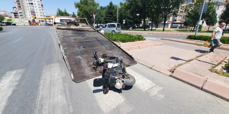 Elektrikli motosikletin çarptığı kadın ağır yaralandı